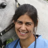 Dra. Ana Rasquinho, diretora clínica da Fidalvet, sorridente, de farda azul
